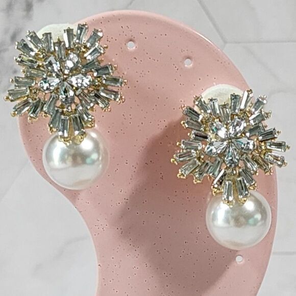 Snowflake Design Rhinestone and Faux Pearl Stud Earrings Gold Tone Metal Pretty - Picture 1 of 3